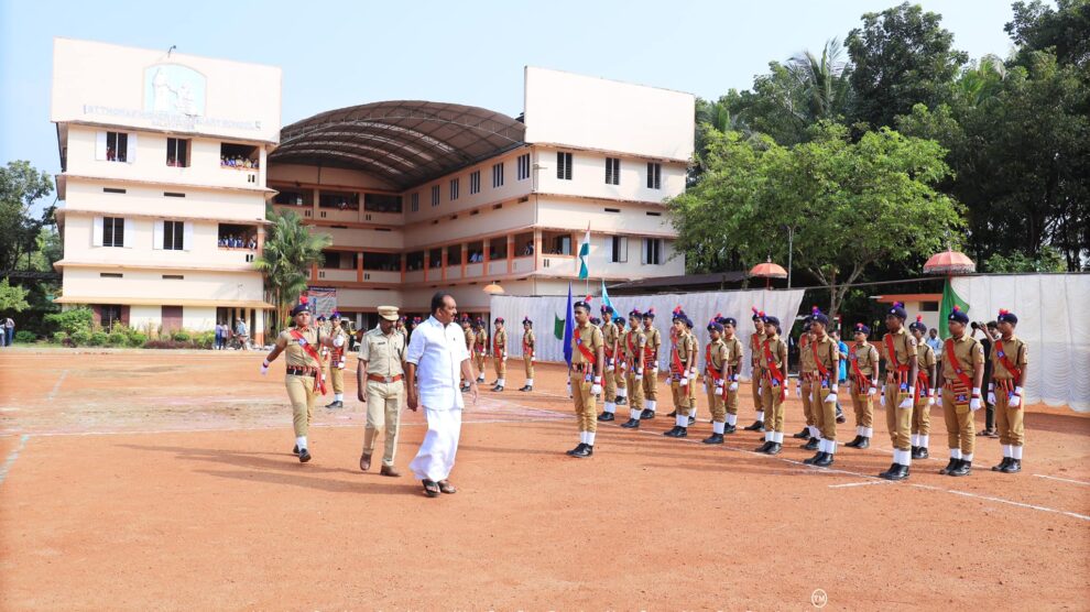 മലയാറ്റൂർ സെന്റ് തോമസ് ഹയർസെക്കൻഡറി സ്കൂളിൽ നടന്ന 43 സ്റ്റുഡൻസ് പോലീസ് കേഡറ്റുകളുടെ പാസിംഗ് ഔട്ട് പരേഡിൽ പങ്കെടുത്ത് സല്യൂട്ട് സ്വീകരിച്ചു.