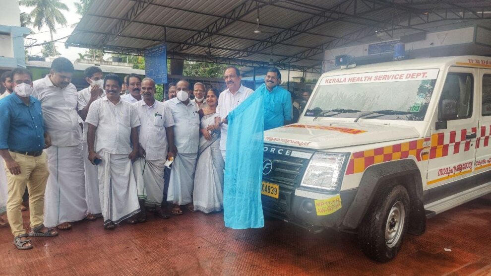 എലിഞ്ഞിപ്ര സാമൂഹിക ആരോഗ്യ കേന്ദ്രത്തിലേക്ക് എംപി ഫണ്ടിൽ നിന്നും 10 ലക്ഷം രൂപ ചിലവഴിച്ച് വാങ്ങിയ ആംബുലൻസ് സാമൂഹ്യ ആരോഗ്യ കേന്ദ്രത്തിൽ വച്ച് കൈമാറി.