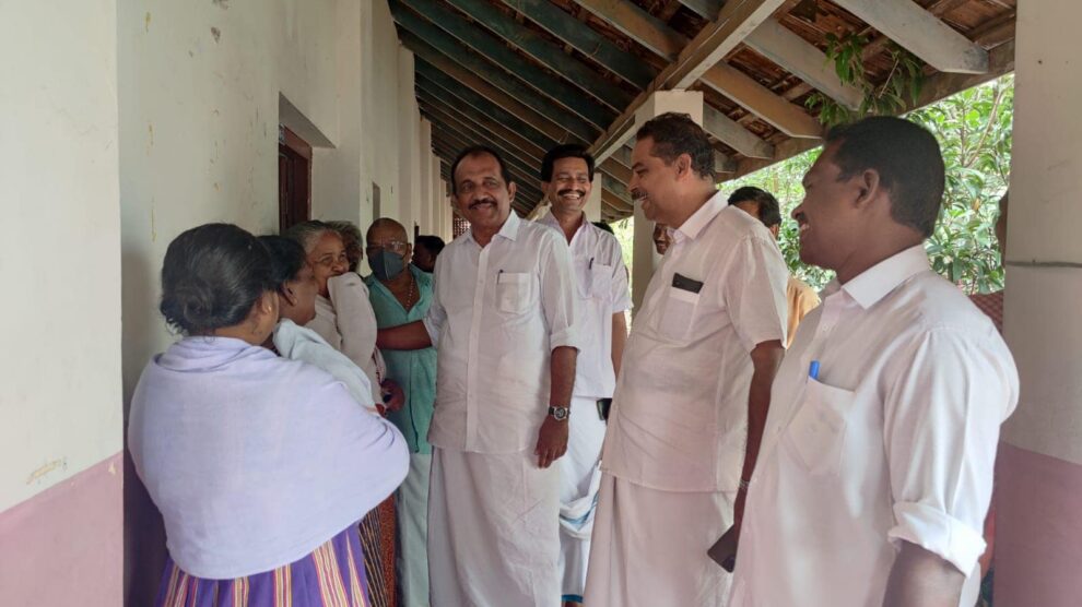 ചാലക്കുടി, അങ്കമാലി നിയോജക മണ്ഡലത്തിലെ മഴക്കെടുതി മൂലം മാറ്റി പാർപ്പിച്ചിട്ടുള്ളവരെ കണ്ട് അവരുമായി ആശങ്കകൾ പങ്കുവെച്ചു.