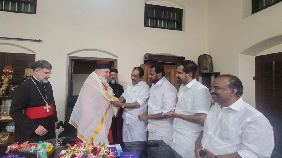 കാതോലിക്കോസ് പാത്രിയർക്കീസ് മാറൻ മാർ ആവേ തൃതീയൻ ,  മാർ ഔഗിൻ കുരിയാക്കോസിനേയും തൃശ്ശൂരിൽ വെച്ച് നേരിൽ കണ്ട് അനുഗ്രഹങ്ങൾ സ്വീകരിച്ചു