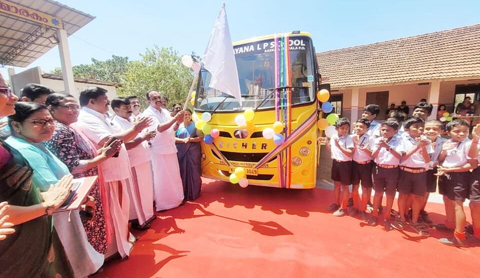 കുന്നത്തുനാട് കക്കാട് മാമല ശ്രീനാരായണ എൽ പി സ്‌കൂളിന് എം പി ഫണ്ടിൽ നിന്ന് അനുവദിച്ച സ്‌കൂൾ ബസ് ഫ്ലാഗ് ഓഫ് ചെയ്തു.