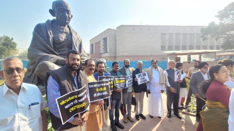 ഹിന്‍ഡന്‍ബര്‍ഗ് വെളിപ്പെടുത്തലുകളുടെ പശ്ചാതലത്തിൽ , വിഷയം  അനേഷിക്കണമെന്ന് ആവശ്യപ്പെട്ടുകൊണ്ട് പ്രതിപക്ഷ എംപിമാർ നടത്തിയ പ്രതിഷേധ സമരത്തിൽ പങ്കെടുത്തു.