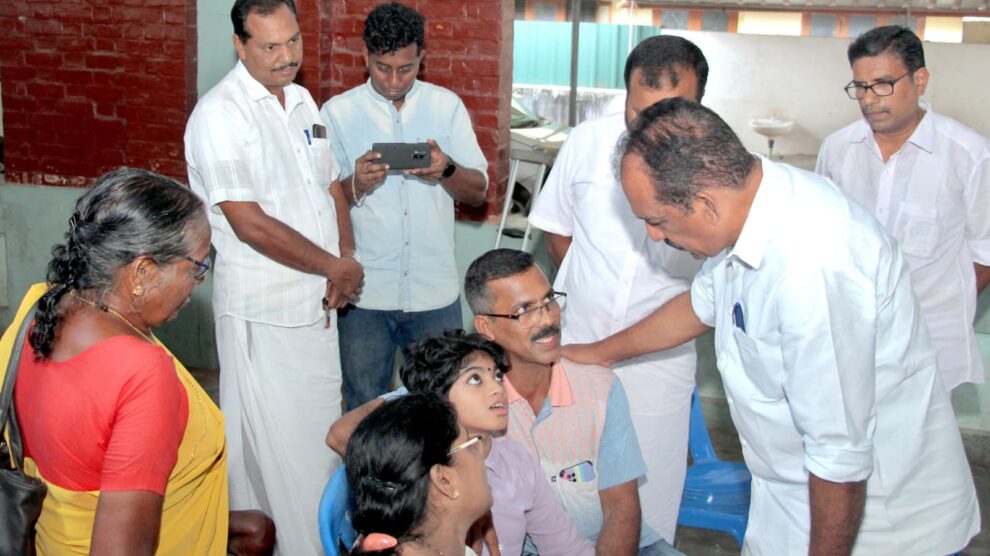 കൊടുങ്ങല്ലൂർ പടിഞ്ഞാറെ നടയിലുള്ള പണിക്കർ ഹാളിൽ ഒപ്പമുണ്ട് എം പി പദ്ധതിയുടെ ഭാഗമായി ഭിന്നശേഷിക്കാർക്കുള്ള സഹായ ഉപകരണങ്ങൾ വിതരണം ചെയ്തു