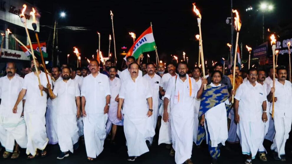 മോഡി ഭരണകൂടത്തിനെതിരെ രാജ്യമെമ്പാടും നടക്കുന്ന പ്രതിഷേധ പരിപാടികളുടെ തുടർച്ചയായി തൃശ്ശൂർ ജില്ലാ കോൺഗ്രസ്സ് കമ്മിറ്റി സംഘടിപ്പിച്ച നൈറ്റ് മാർച്ചിൽ കെ.പി.സി.സി പ്രസിഡന്റിനോടൊപ്പം പങ്കെടുത്തു.