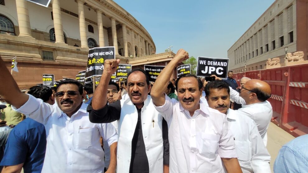 ഹിൻഡൻ ബർഗ് റിപ്പോർട്ടിന്റെ അടിസ്ഥാനത്തിൽ അദാനിക്കെതിരെ അന്വേഷണം വേണമെന്ന് ആവശ്യപ്പെട്ട് പ്രതിപക്ഷ പാർട്ടി എംപിമാർ നടത്തിയ ഇ ഡി ഓഫീസ് മാർച്ചിൽ പങ്കെടുത്തു.