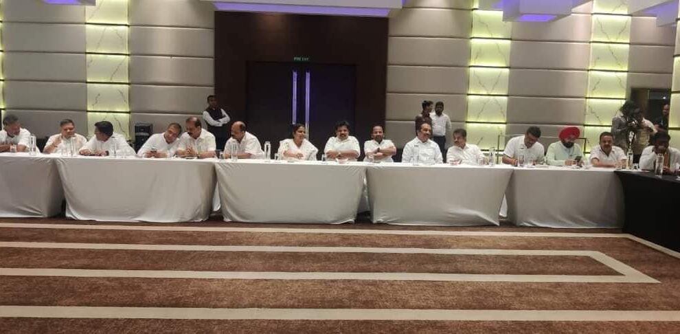 കർണ്ണാടക അസംബ്ലി തിരഞ്ഞെടുപ്പിനു മുന്നോടിയായി ബാംഗ്ലൂരിൽ എഐസിസി പ്രസിഡന്റ് മല്ലികാർജുന ഖാർഗെ വിളിച്ചു ചേർത്ത യോഗത്തിൽ പങ്കെടുത്തു.