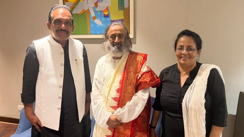 ആത്മീയ നേതാവും , യോഗാചാര്യനും ആർട്ട് ഓഫ് ലിവിങ്ങ് ഫൗണ്ടേഷന്റെ സ്ഥാപകനുമായ ശ്രീ ശ്രീ രവിശങ്കറിനെ ഹൈദരബാദിൽ വെച്ച് സർന്ദർശിച്ചു.