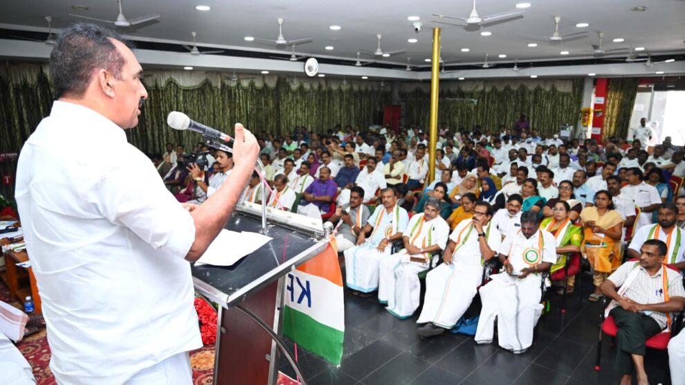 കേളരപ്രദേശ് സ്ക്കൂൾ ടീച്ചേഴ്സ് അസ്സോസിയേഷൻ സംസ്ഥാന സമ്മേളനത്തിന്റെ സമാപന സമ്മേളനം ഉദ്ഘാടനം ചെയ്തു.