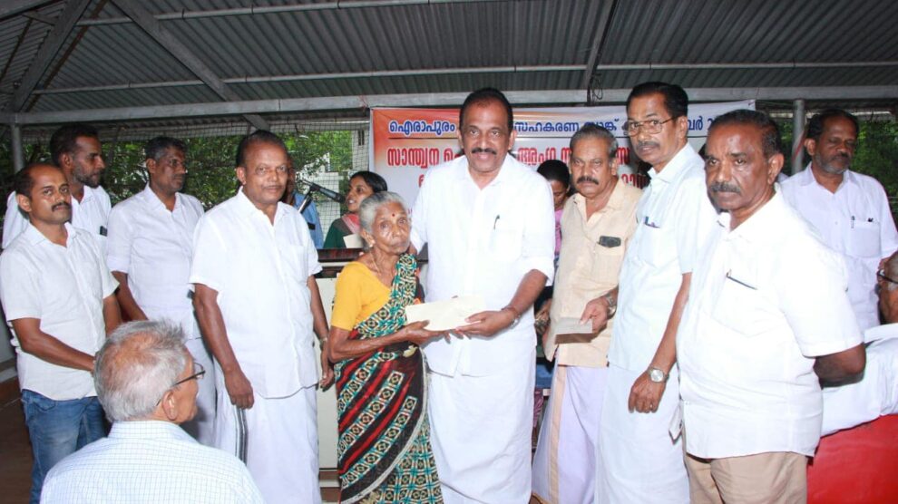 ഐരാപുരം സർവ്വീസ് സഹകരണ ബാങ്കിന്റെ നേതൃത്വത്തിൽ അംഗങ്ങൾക്ക് പെൻഷൻ വിതരണത്തിന്റെ ഉദ്ഘാടനം നിർവ്വഹിച്ചു.