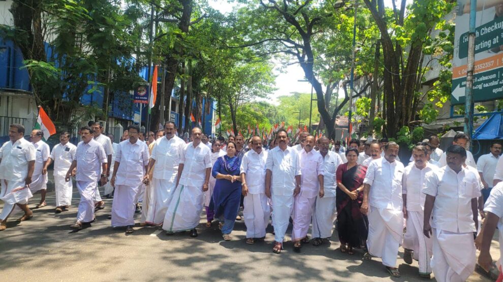 അഭ്യന്തര വകുപ്പിന്റെ നിയമവിരുദ്ധ നടപടിയിൽ പ്രതിഷേധിച്ച് എറണാകുളം ജില്ലാ കോൺഗ്രസ്സ് കമ്മിറ്റി സംഘടിപ്പിച്ച കമ്മീഷണർ ഓഫിസ് മാർച്ചിൽ പങ്കെടുത്തു സംസാരിച്ചു.
