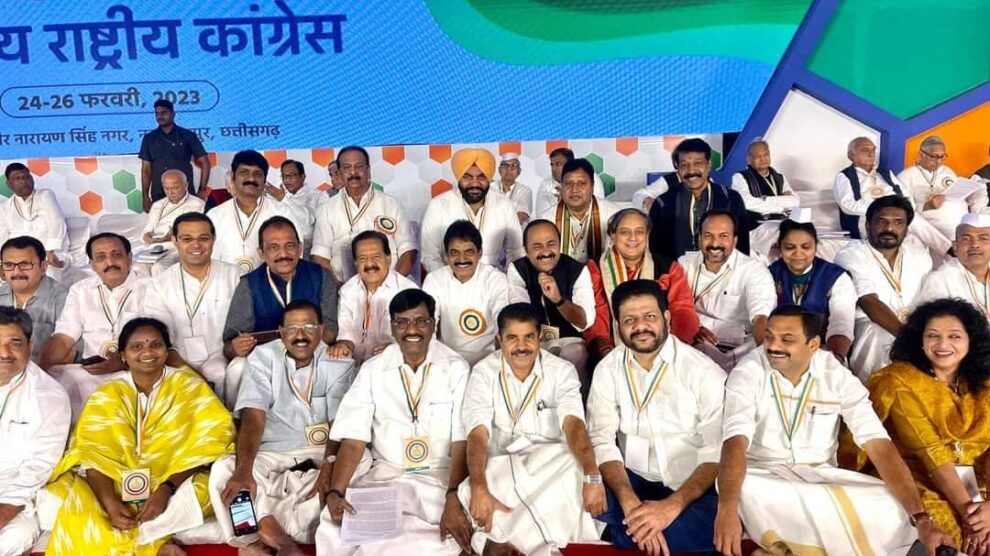 കോൺഗ്രസ്സ് പ്ലീനറി സമ്മേളനത്തിന്റെ സമാപന ദിവസത്തിൽ കേരളത്തിന്റെ പ്രതിനിധികൾ വേദിയിൽ ഒരുമിച്ചൊരു ചിത്രത്തിന് അണിചേർന്നപ്പോൾ.