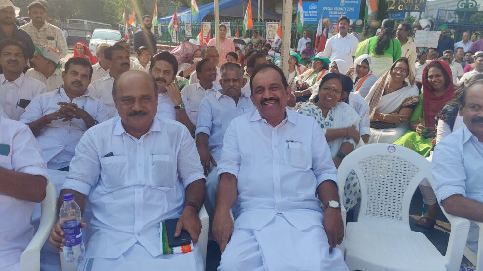 പിണറായി വിജയൻ സർക്കാരിന്റെ ദുർഭരണത്തിനെതിരെ യു.ഡി.എഫ് നേതൃത്വത്തിന്റെ സെകട്ടറിയേറ്റ് വളയൽ സമരത്തിന് തുടക്കമായി.