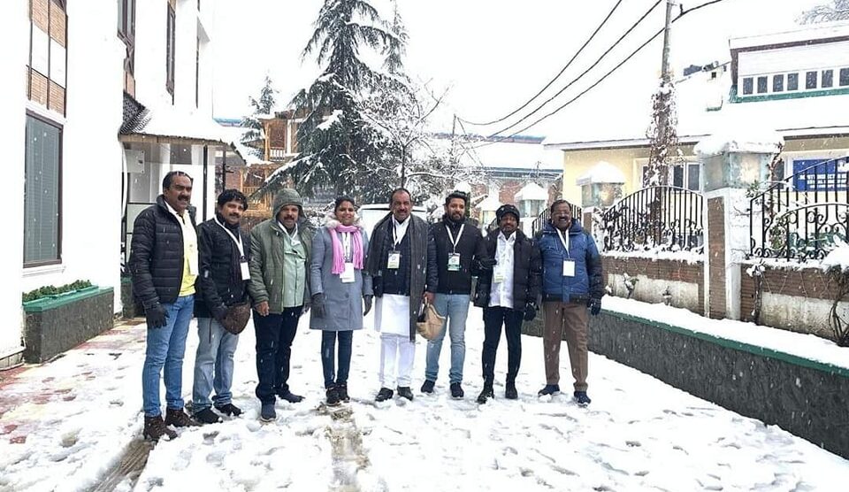 മഞ്ഞു പൊഴിയുന്ന കശ്മീർ താഴ് വരയിൽ ഭാരത് ജോഡോ യാത്രയുടെ സമാപന സമ്മേളനത്തിന് പങ്കെടുക്കുവാൻ ഒരുങ്ങി ടീം കേരള..