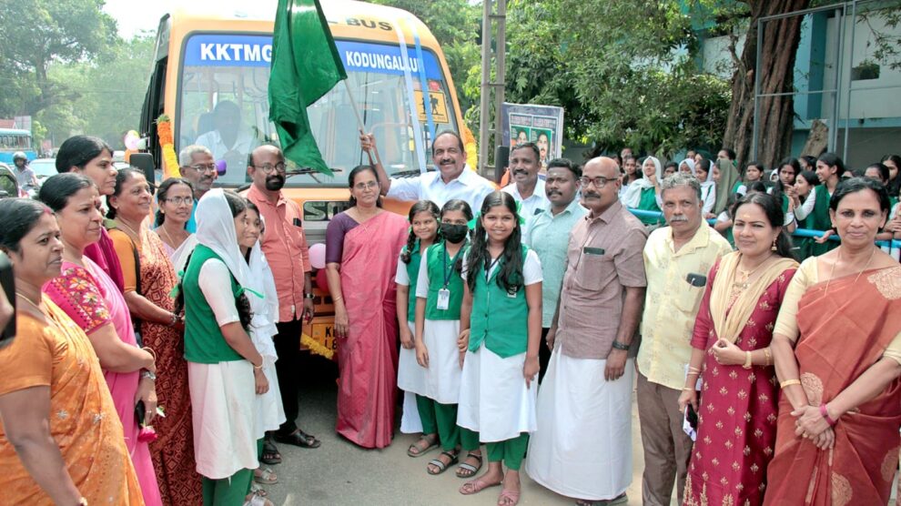 കൊടുങ്ങല്ലൂർ കുഞ്ഞിക്കുട്ടി തമ്പുരാട്ടി മെമ്മോറിയൽ ഗവണ്മെന്റ് ഗേൾസ് ഹയർ സെക്കന്ററി സ്കൂളിന് എം പി ഫണ്ടിൽ നിന്നും അനുവദിച്ച സ്കൂൾ ബസിന്റെ ഫ്ലാഗ് ഓഫ് കർമം നിർവഹിച്ചു.