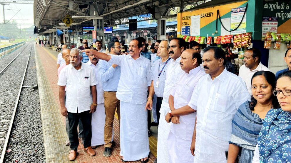 ആലുവ റെയിൽവേ സ്റ്റേഷന് പടിഞ്ഞാറൻ കവാടം അടക്കമുള്ള ആവശ്യങ്ങൾ അമൃത് ഭാരത് സ്കീമിൽ ഉൾപ്പെടുത്തി 4 കോടി രൂപയുടെ വികസന പ്രവർത്തനങ്ങൾക്ക് അനുമതി ലഭിച്ചിട്ടുണ്ട്.