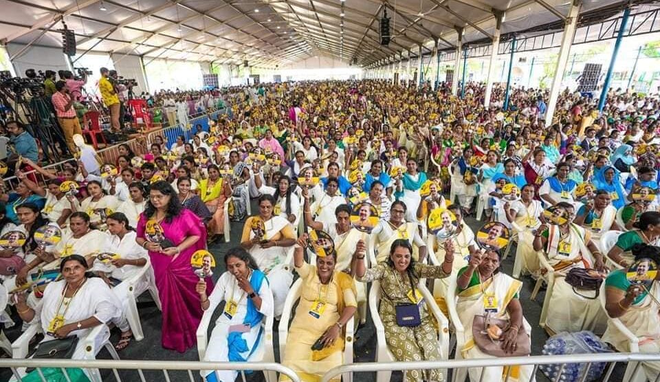 എറണാകുളം മറൈൻഡ്രൈവിൽ മഹിളാ കോൺഗ്രസിൻറെ സംസ്ഥാന സമ്മേളനം പ്രിയങ്കരനായ രാഹുൽ ഗാന്ധി ഉദ്ഘാടനം ചെയ്തു.