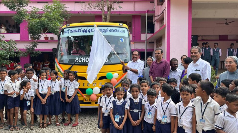 പാറക്കടവ് , സെൻറ് ജോസഫ്സ് ഹൈസ്ക്കൂൾ, പൂവ്വത്തുശ്ശേരിയിൽ എം പി യുടെ പ്രാദേശിക വികസന ഫണ്ടിൽ നിന്നുമുള്ള തുക വിനിയോഗിച്ച് വാങ്ങിയ ബസ്സിന്റെ ഫ്ലാഗ്ഓഫ് കർമ്മം നിർവ്വഹിച്ചു.