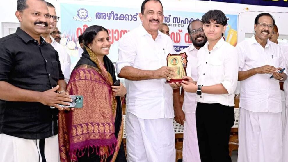 എസ് എസ് എൽ സി , ഹയർ സെക്കന്ററി പരീക്ഷയിൽ ഉന്നതവിജയം കരസ്ഥമാക്കിയ കുട്ടികൾക്കുള്ള വിദ്യഭ്യാസ അവാർഡ് വിതരണം ഉദ്ഘാടനം ചെയ്തു.