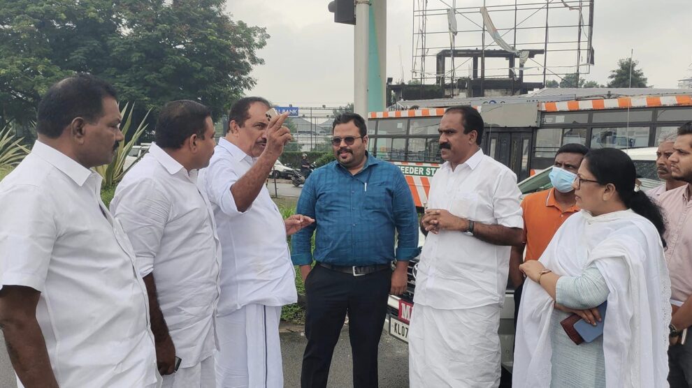 ആലുവ ദേശീയ പാതയിലെ ഗതാഗതക്കുരുക്കും മറ്റു പ്രശ്നങ്ങളും നിതിൻ ഗഡ്കരിയുമായി നടന്ന കൂടിക്കാഴ്ചയുടെ അടിസ്ഥാനത്തിൽ ദേശീയ പാത അതോറിറ്റി അധികൃതർ സ്ഥലം സന്ദർശിച്ചു