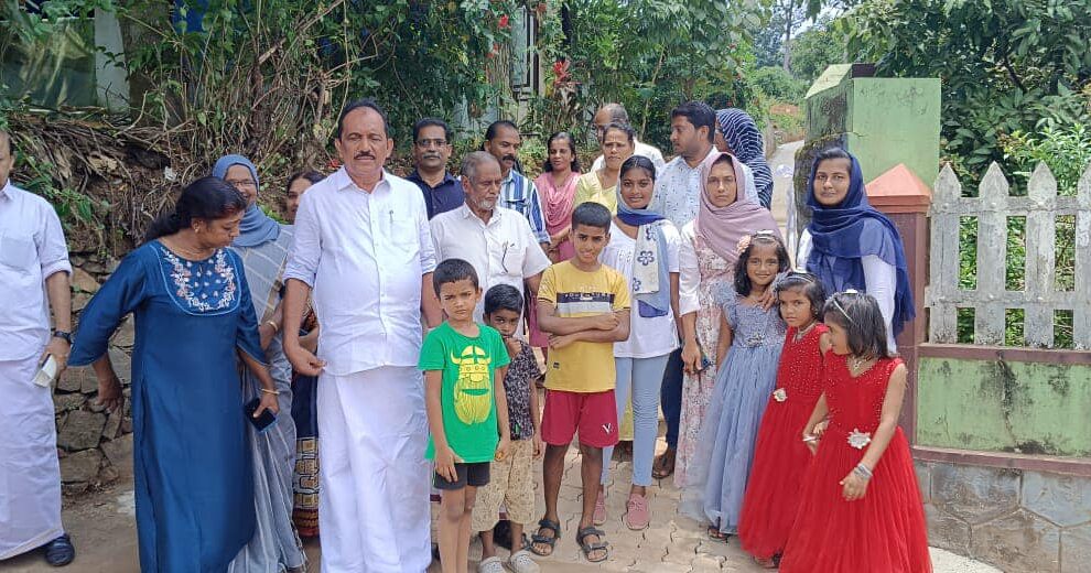 കുന്നത്തുനാട് നിയോജകമണ്ഡലത്തിലെ പട്ടിമറ്റത്ത് മുബാറക്ക് – കുഴുപ്പിള്ളി റോഡ് എം.പി. ഫണ്ടിലെ തുക ഉപയോഗിച്ച് ടൈൽ വിരിച്ച് സഞ്ചാരയോഗ്യമാക്കി.