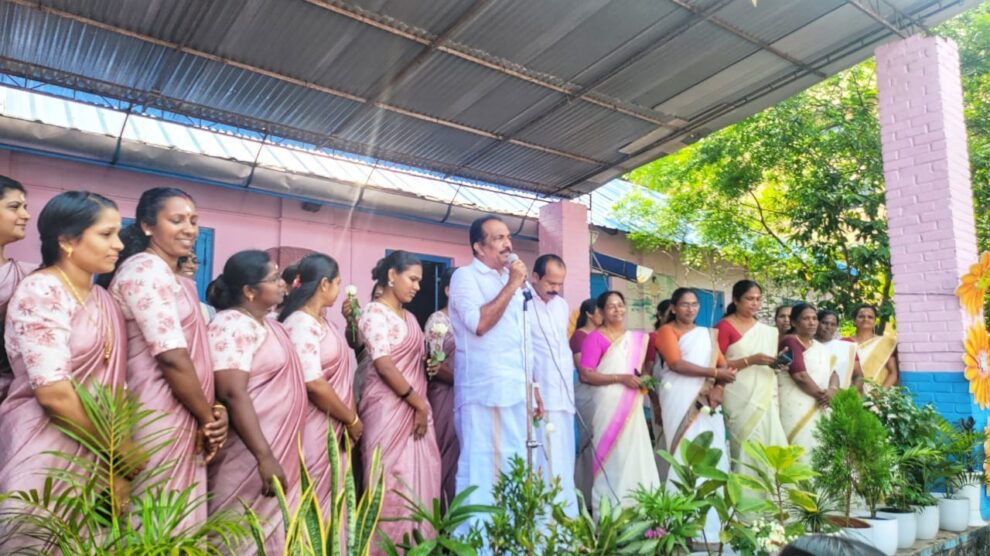 തിരികെ സ്കൂൾ ക്യാമ്പെയിന്റെ ഭാഗമായി പഠിച്ചുപോയ സ്കൂളിൽ അനുസ്മരിക്കുന്ന സഹോദരിമാർ