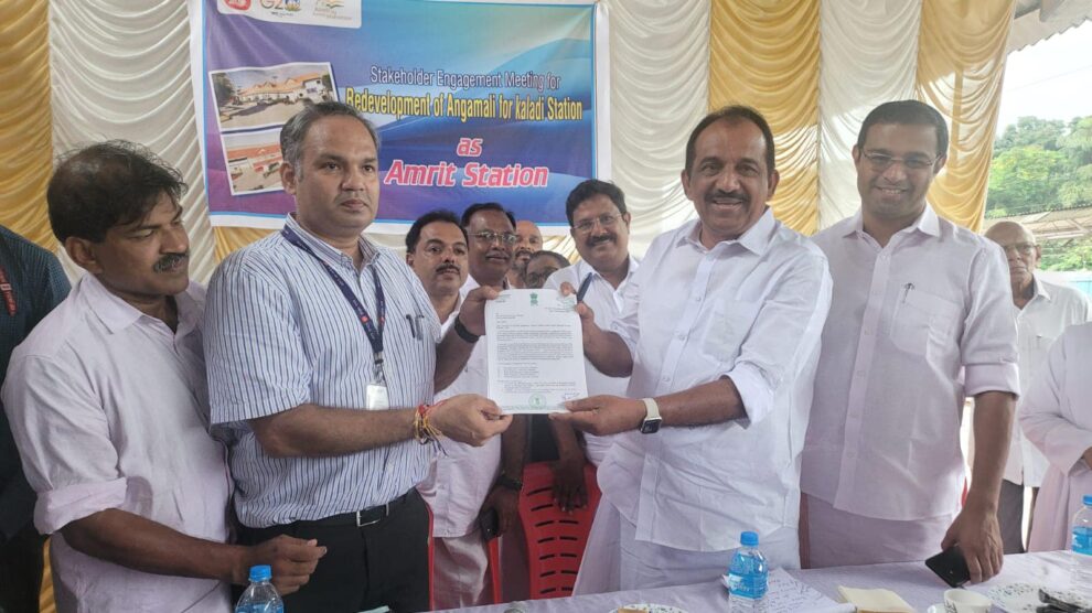 അമൃത് ഭാരത് സ്കീമിൽ ഉൾപ്പെടുത്തി അങ്കമാലി റെയിൽവേ സ്റ്റേഷനിൽ 12.50 കോടി രൂപയുടെ വികസന പ്രവർത്തനങ്ങൾക്ക് അനുമതി ലഭിച്ചിട്ടുണ്ട്