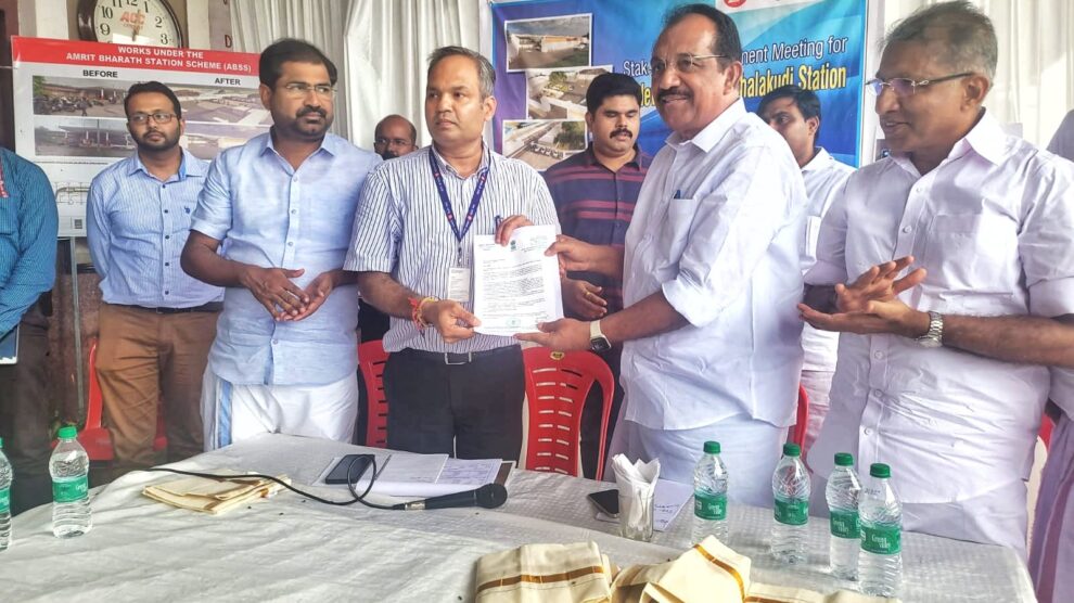 ചാലക്കുടി നിവാസികളുടെ ചിരകാല സ്വപ്നമായ റെയിൽവേ സ്റ്റേഷന്റെ വികസനം യാഥാർത്ഥ്യമാകുന്നു . 4.50 കോടി രൂപയുടെ വികസന പ്രവർത്തനങ്ങൾക്ക് അനുമതി ലഭിച്ചിട്ടുണ്ട്